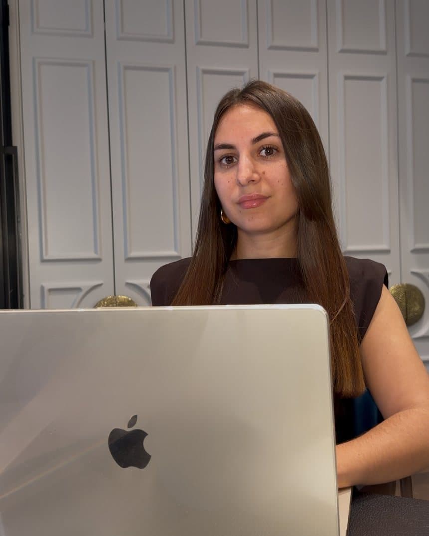 Daphné Saï, fondatrice, au travail sur sa marque Amazon FBA