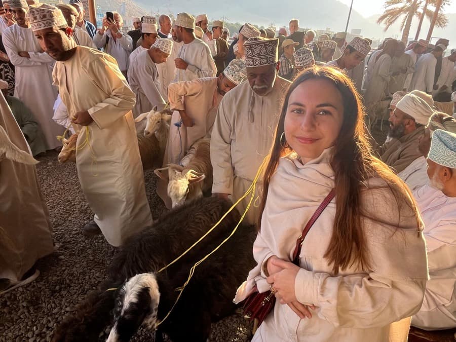 Daphné Saï en voyage sur un marché traditionnel, son business Amazon FBA la suit partout