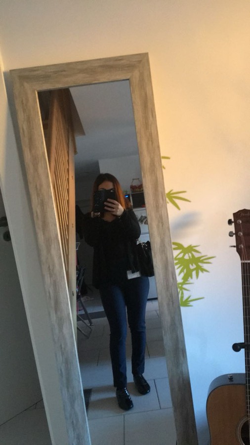 Daphné salariée, badge autour du cou